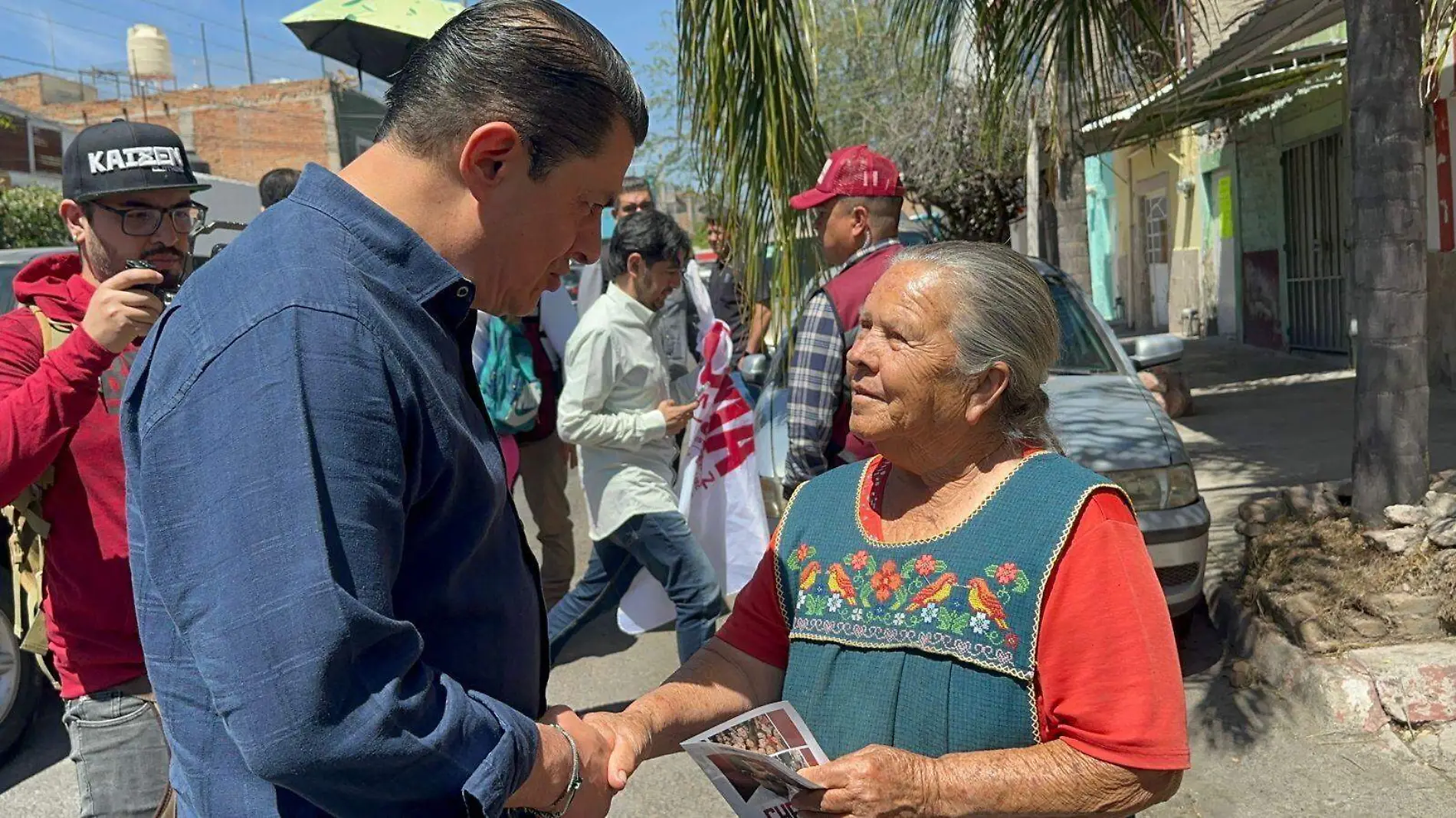 Chema Martínez charla con vecinos de Oblatos